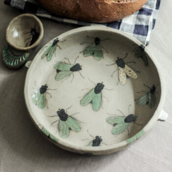 El Yapımı Stoneware Seramik Tabak – “Sinekli Bahar” :)