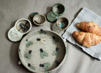 El Yapımı Stoneware Seramik Tabak – “Sinekli Bahar” :)