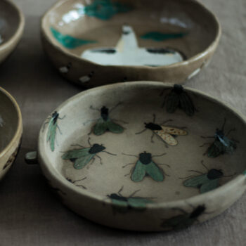 El Yapımı Stoneware Seramik Tabak – “Sinekli Bahar” :)