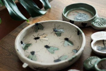 El Yapımı Stoneware Seramik Tabak – “Sinekli Bahar” :)