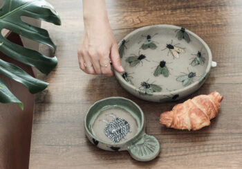El Yapımı Stoneware Seramik Tabak – “Sinekli Bahar” :)