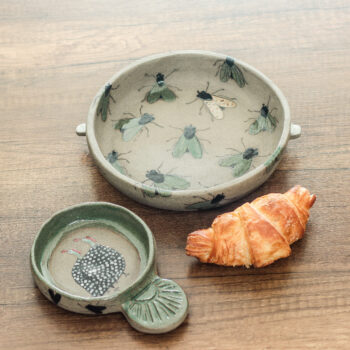 El Yapımı Stoneware Seramik Tabak – “Sinekli Bahar” :)