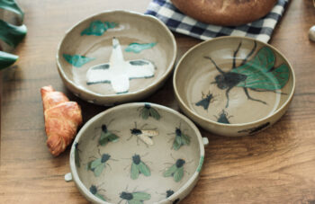 El Yapımı Stoneware Seramik Tabak – “Sinekli Bahar” :)
