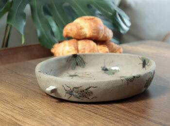 El Yapımı Stoneware Seramik Tabak – “Sinekli Bahar” :)