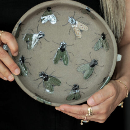 El Yapımı Stoneware Seramik Tabak – “Sinekli Bahar” :)