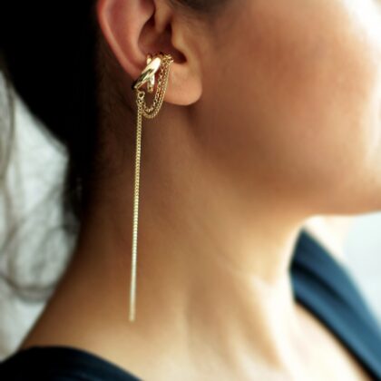 X Formlu Zincir Detaylı Gümüş Küpe – Güçlü Bir İzlenim, Zarif Bir Akış