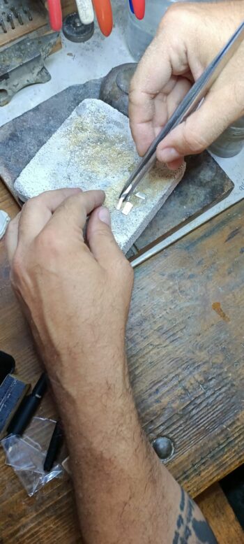 El Yapımı Gümüş Şef Bıçağı Küpe – Minimal Tekli Erkek Küpesi