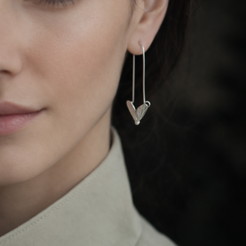 Uçuşun Çizgisi – 925 Ayar Gümüş Artistik Silüet Sinek Küpe