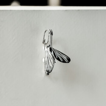 925 Ayar Gümüş Sinek Yaka İğnesi – El Yapımı Minimal Gümüş Broş